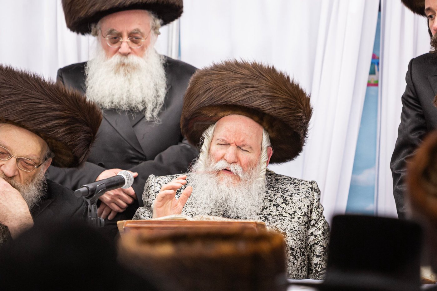 האדמו"ר מבאבוב במסיבת מלווה מלכה עם תלמידיו
