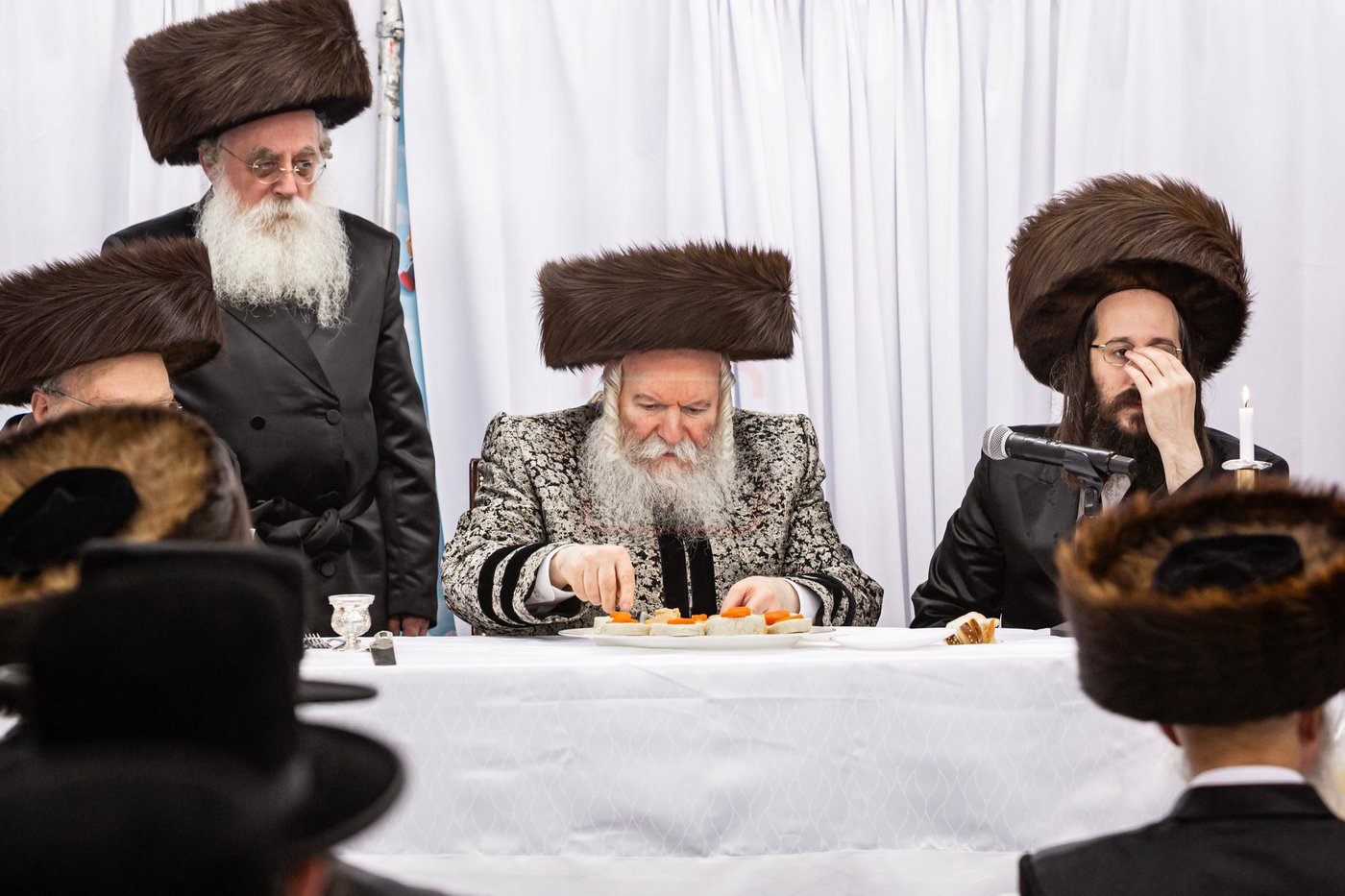 האדמו"ר מבאבוב במסיבת מלווה מלכה עם תלמידיו