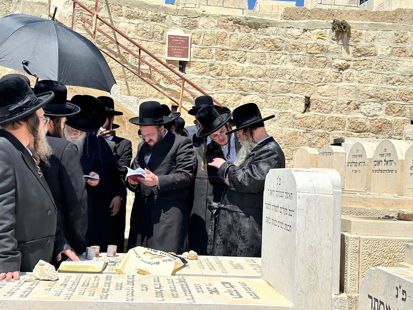 האחים האדמו"רים ממודז'יץ וקוזמיר בתפילה ע"י קבר אמם ע"ה