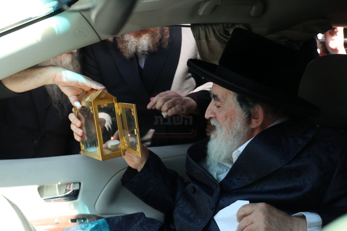 האדמו"ר מויז'ניץ בתפילה בציון ה'דמשק אליעזר' ב'הר הזיתים'