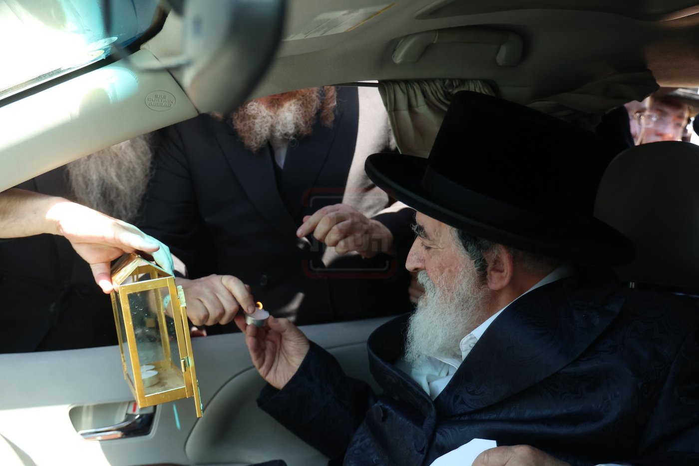 האדמו"ר מויז'ניץ בהדלקת נר נשמה לפני התפילה בציון ה'דמשק אליעזר' ב'הר הזיתים'
