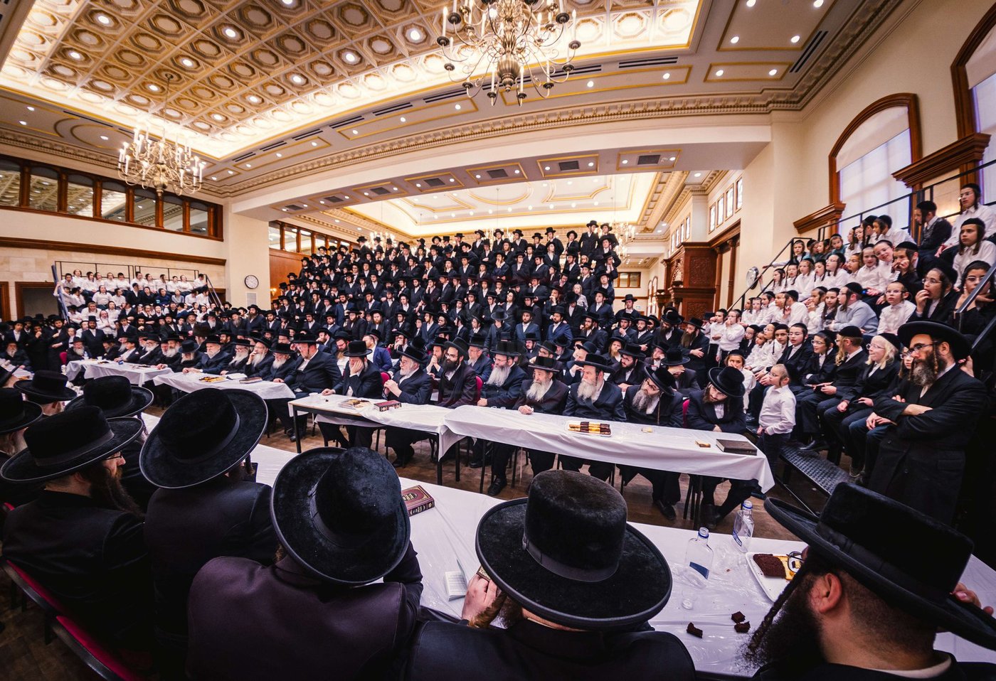 האדמו"ר מטאהש בטיש לחיים לאחר התפילה ביומא דהילולא