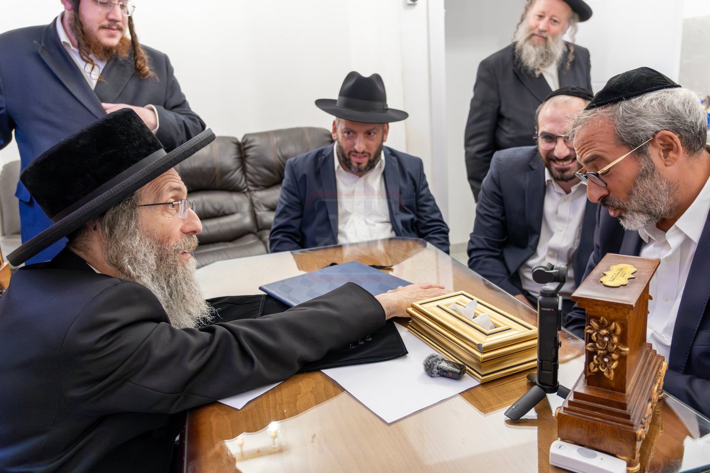 הרה"צ רבי אלימלך בידרמן עם כתב ידו הנדירה של ה'בת עין'