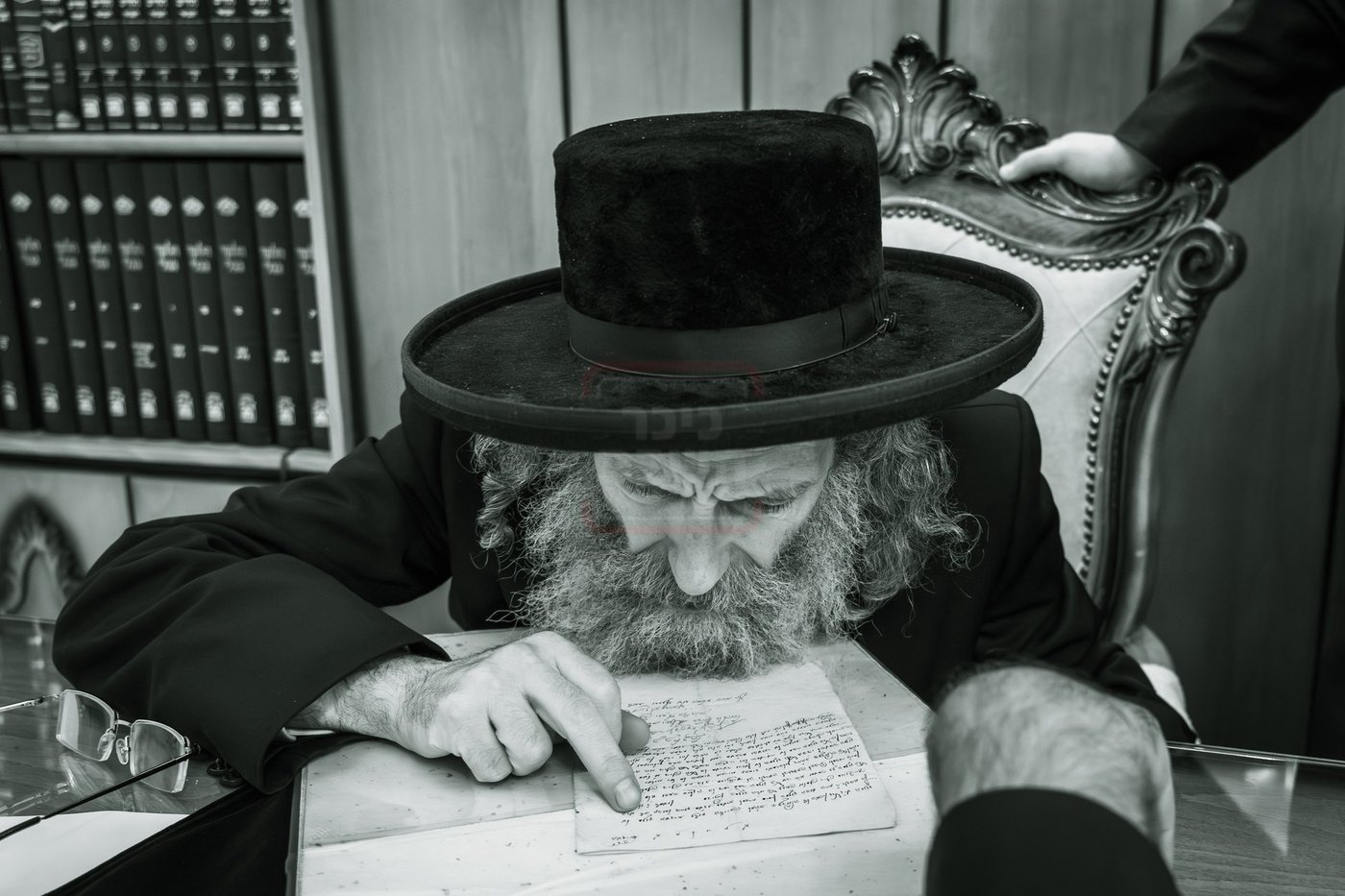 הרה"צ רבי אלימלך בידרמן עם כתב ידו הנדירה של ה'בת עין'