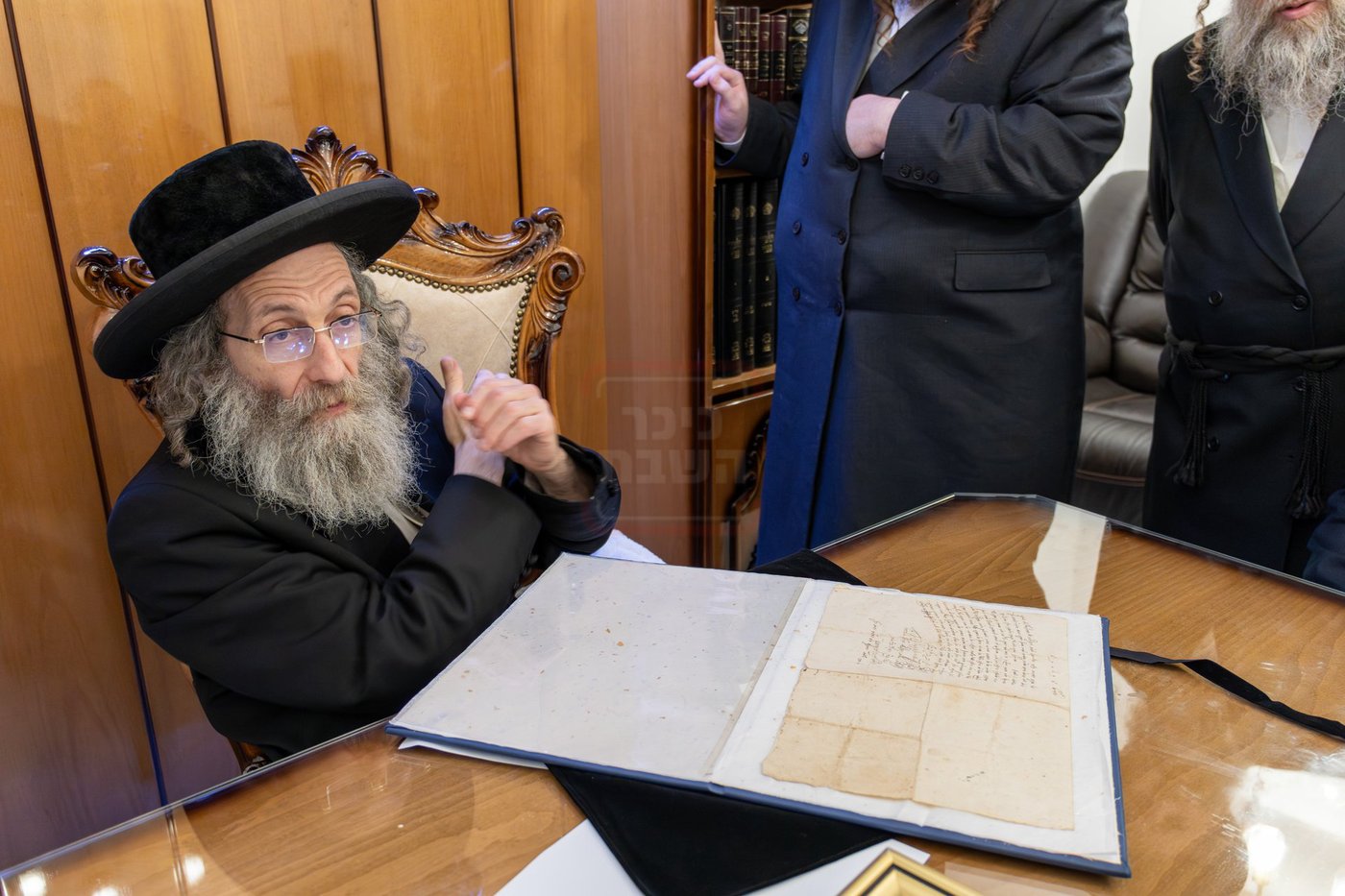הרה"צ רבי אלימלך בידרמן עם כתב ידו הנדירה של ה'בת עין'