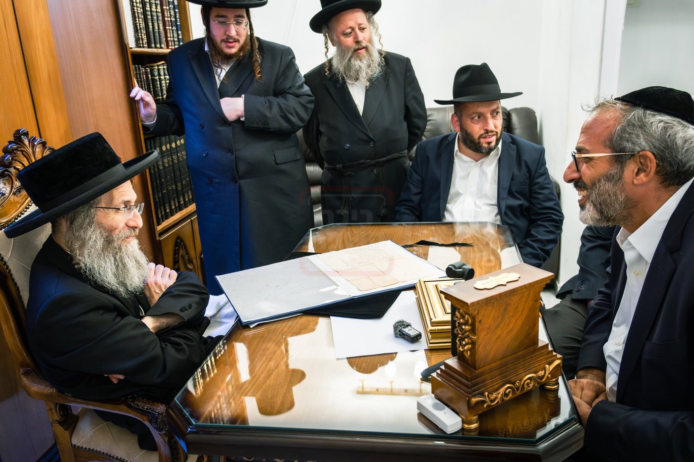 הרה"צ רבי אלימלך בידרמן עם כתב ידו הנדירה של ה'בת עין'