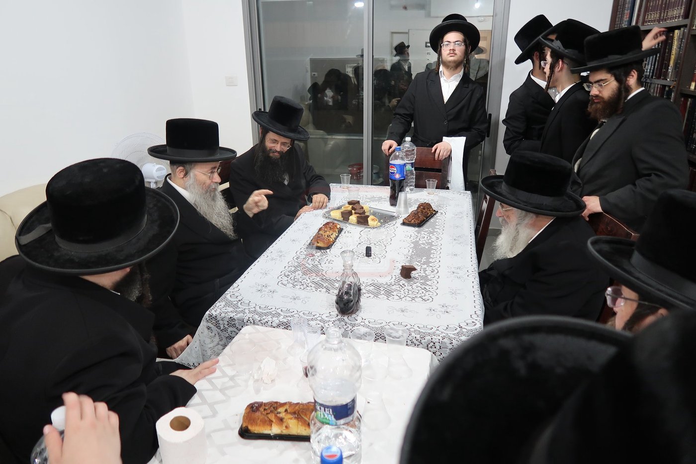 האדמו"ר מחוג חתם סופר בביקור בשכונת מתחם הסופרים בב"ב