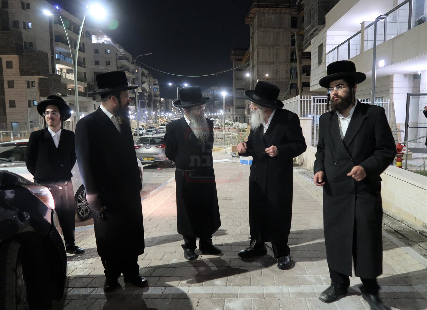 האדמו"ר מחוג חתם סופר בביקור בשכונת מתחם הסופרים בב"ב