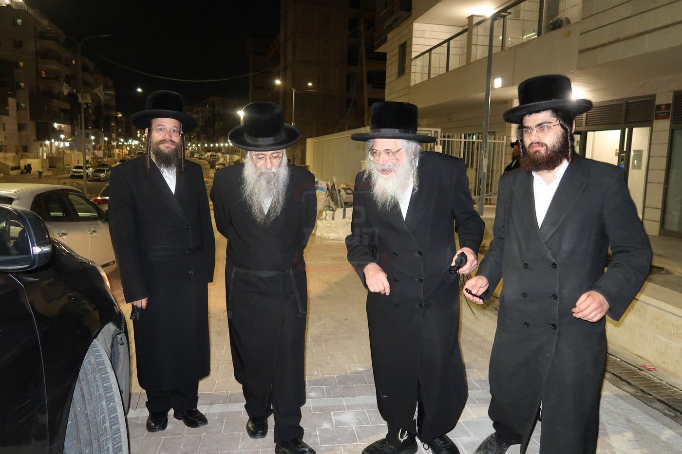 האדמו"ר מחוג חתם סופר בביקור בשכונת מתחם הסופרים בב"ב