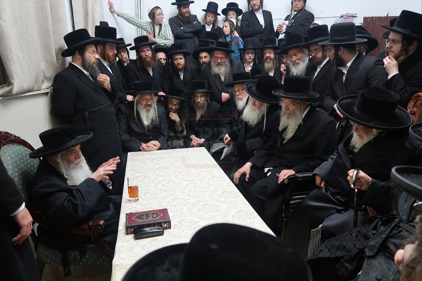 ניחום אבלים בחצה"ק קרעטשניף י-ם