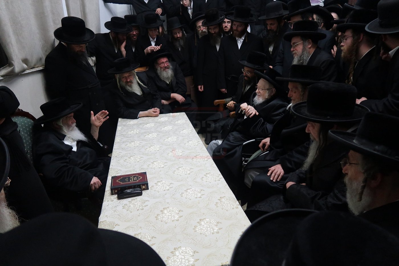 ניחום אבלים בחצה"ק קרעטשניף י-ם