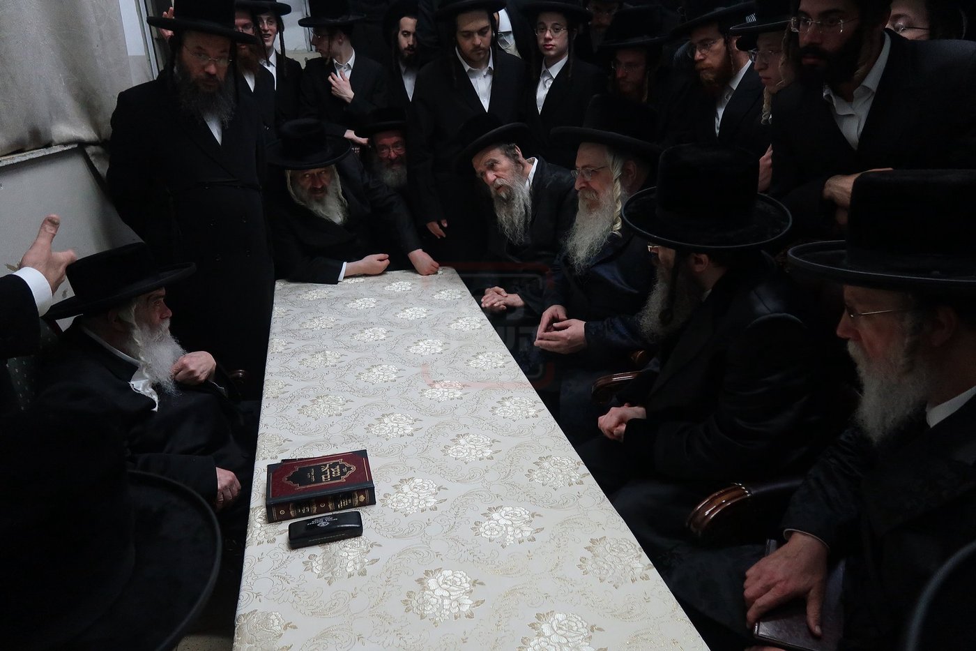 ניחום אבלים בחצה"ק קרעטשניף י-ם
