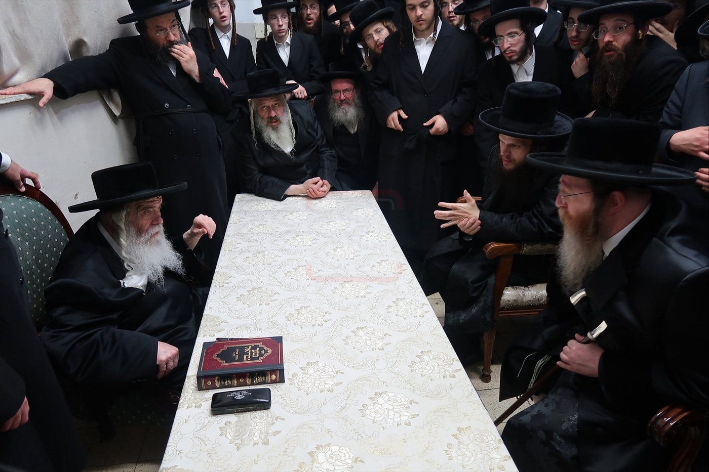 ניחום אבלים בחצה"ק קרעטשניף י-ם