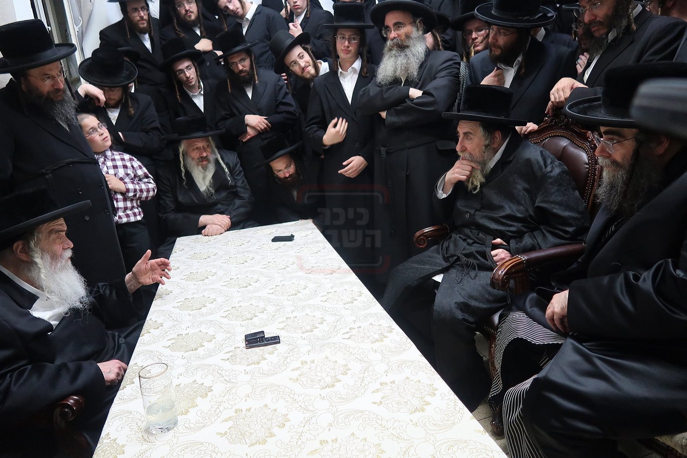 ניחום אבלים בחצה"ק קרעטשניף י-ם