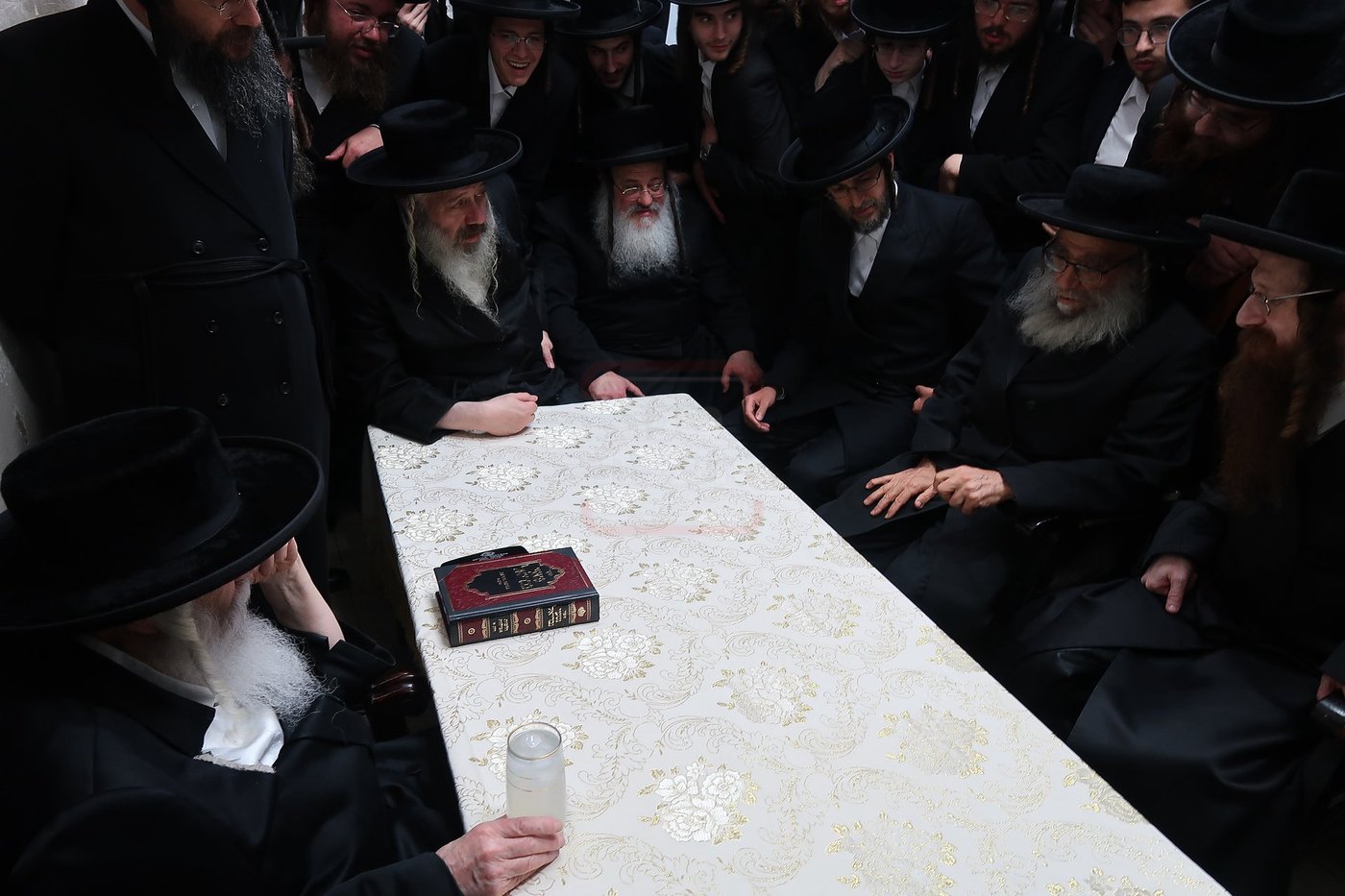 ניחום אבלים בחצה"ק קרעטשניף י-ם