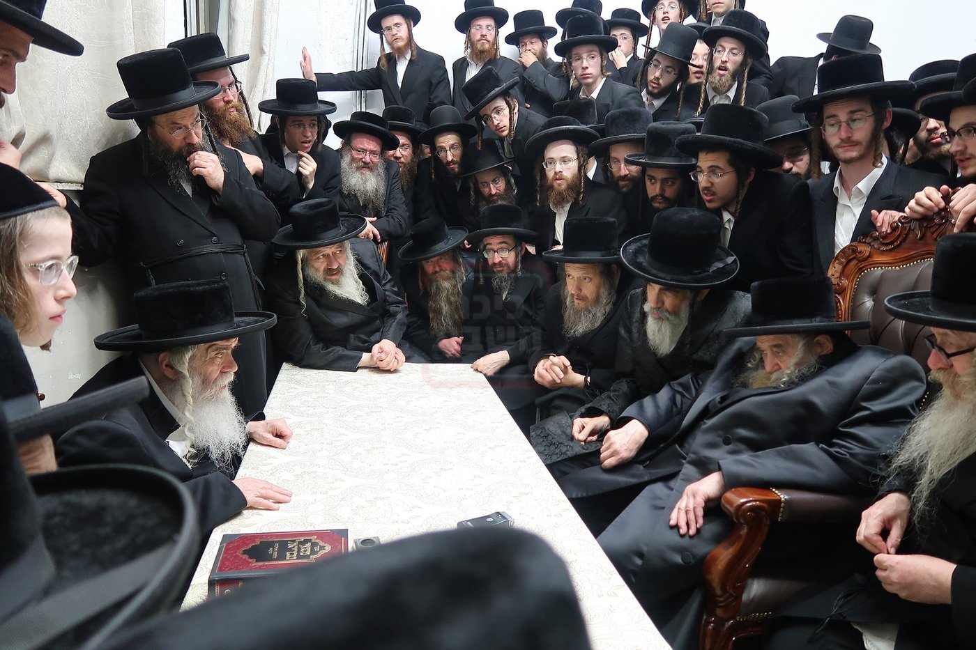ניחום אבלים בחצה"ק קרעטשניף י-ם