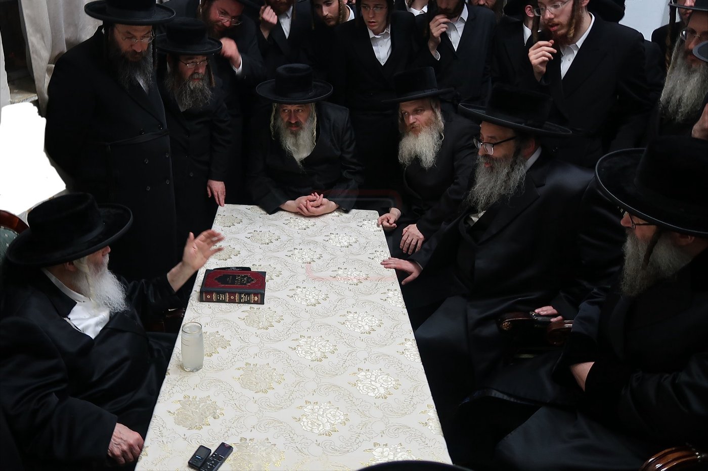 ניחום אבלים בחצה"ק קרעטשניף י-ם