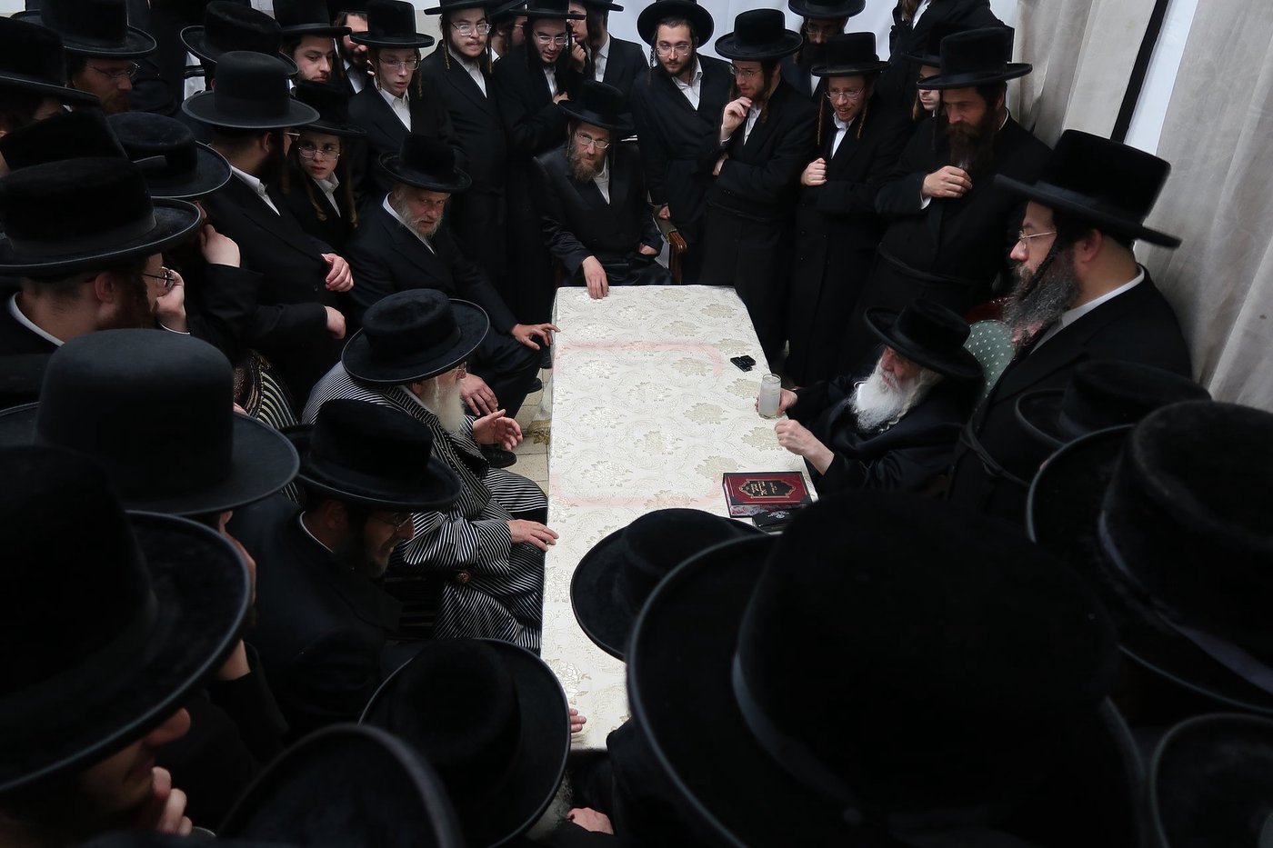 ניחום אבלים בחצה"ק קרעטשניף י-ם