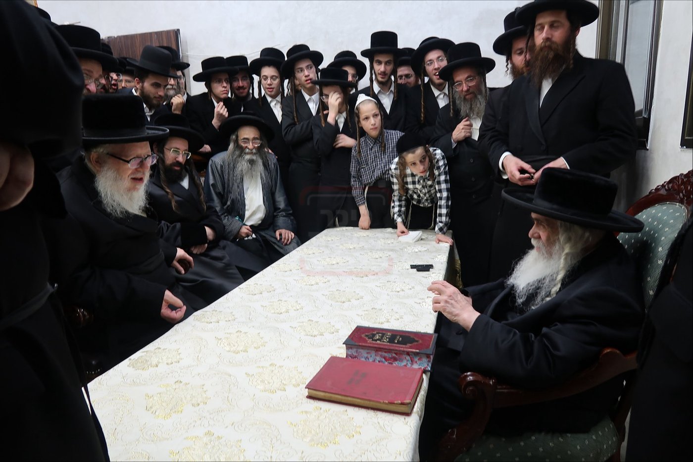 ניחום אבלים בחצה"ק קרעטשניף י-ם