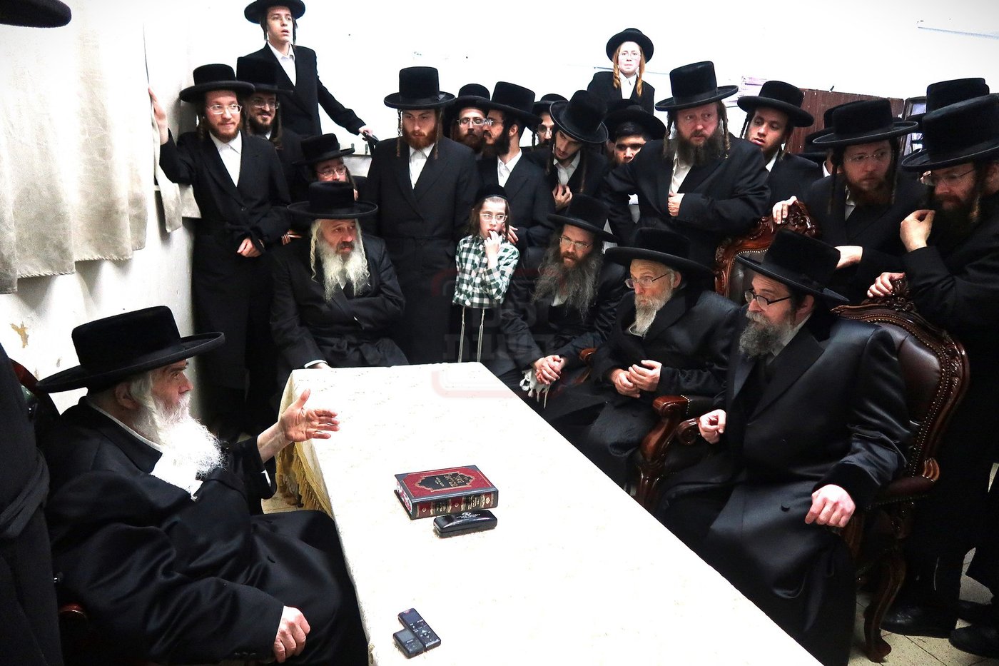 ניחום אבלים בחצה"ק קרעטשניף י-ם