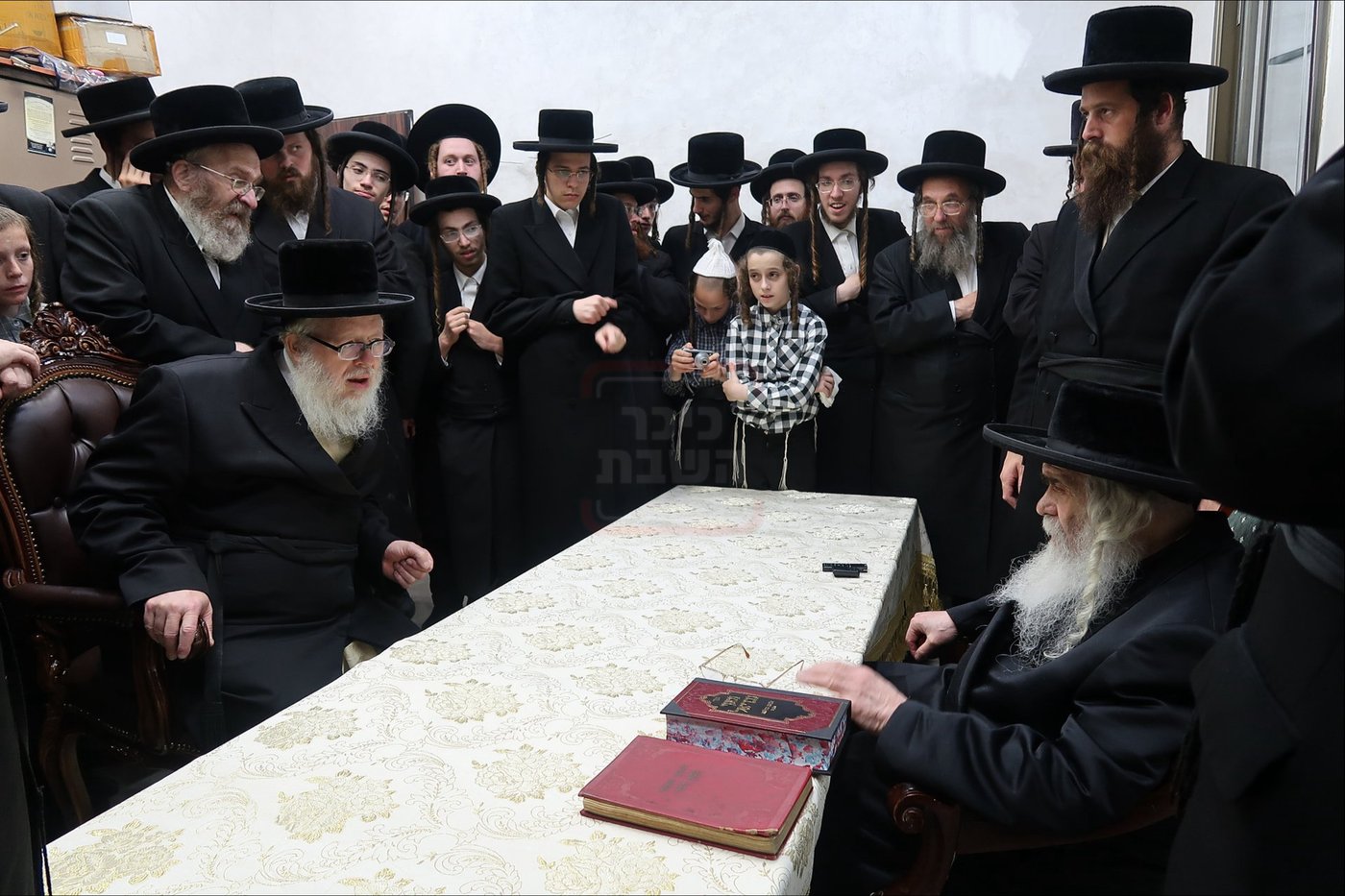 ניחום אבלים בחצה"ק קרעטשניף י-ם