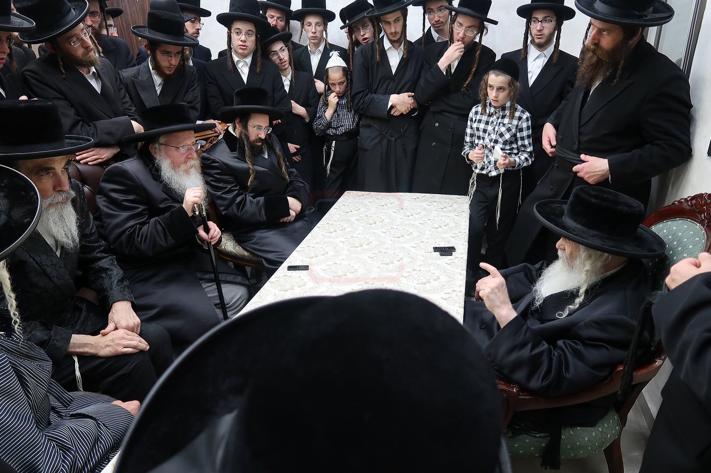 ניחום אבלים בחצה"ק קרעטשניף י-ם