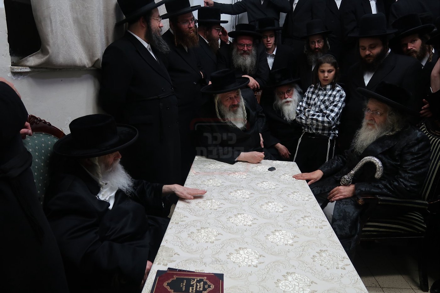 ניחום אבלים בחצה"ק קרעטשניף י-ם