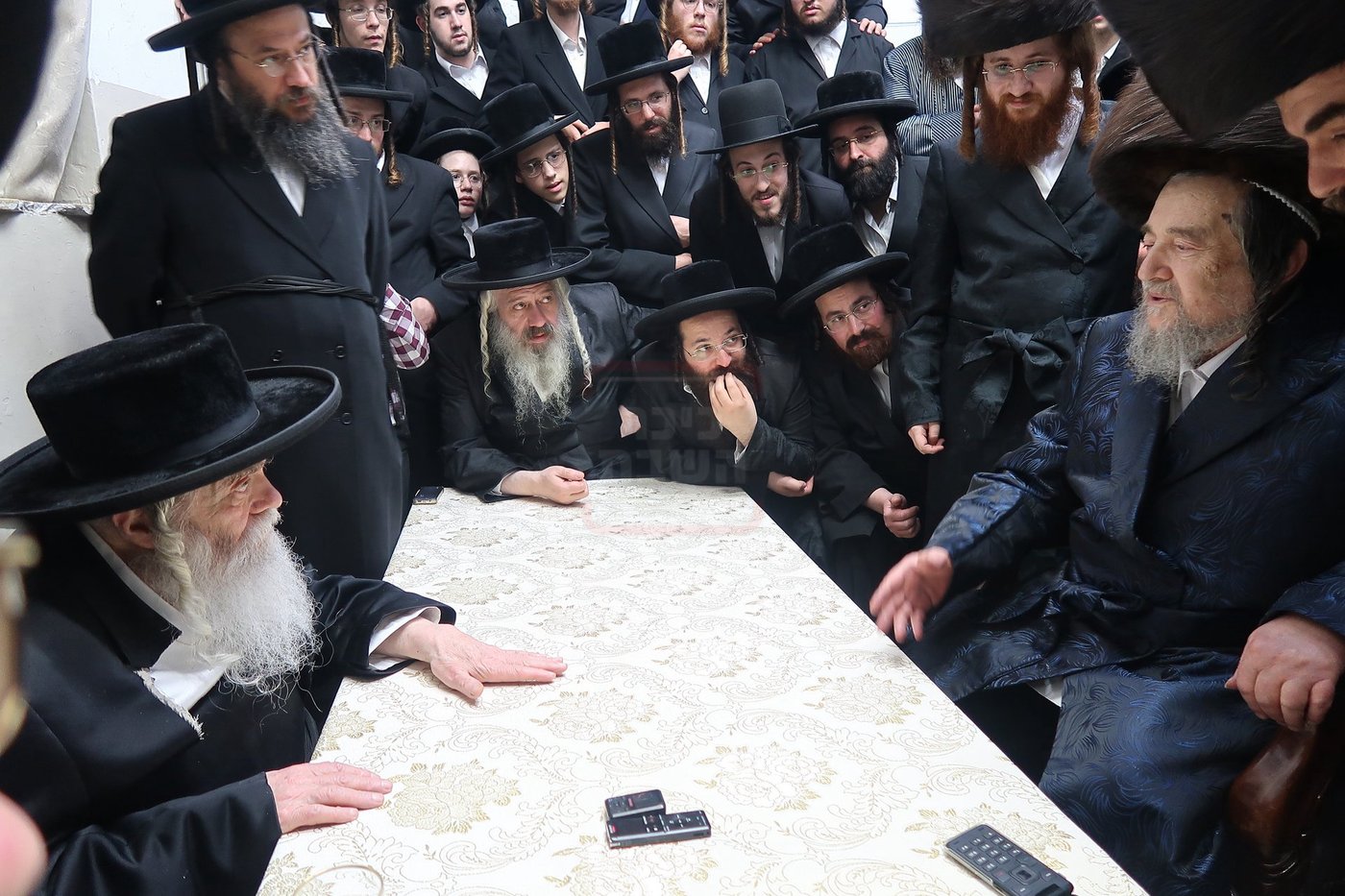 ניחום אבלים בחצה"ק קרעטשניף י-ם