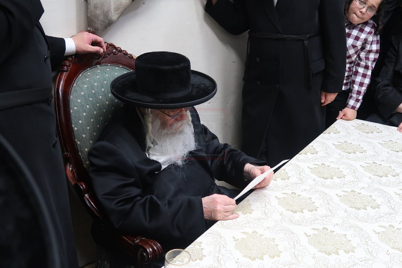 ניחום אבלים בחצה"ק קרעטשניף י-ם