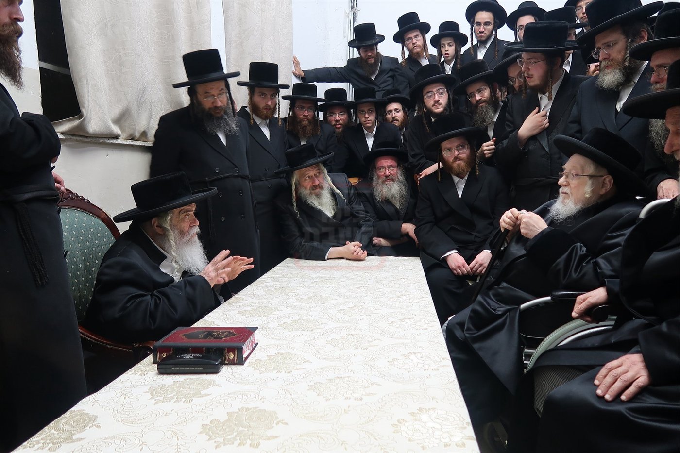 ניחום אבלים בחצה"ק קרעטשניף י-ם