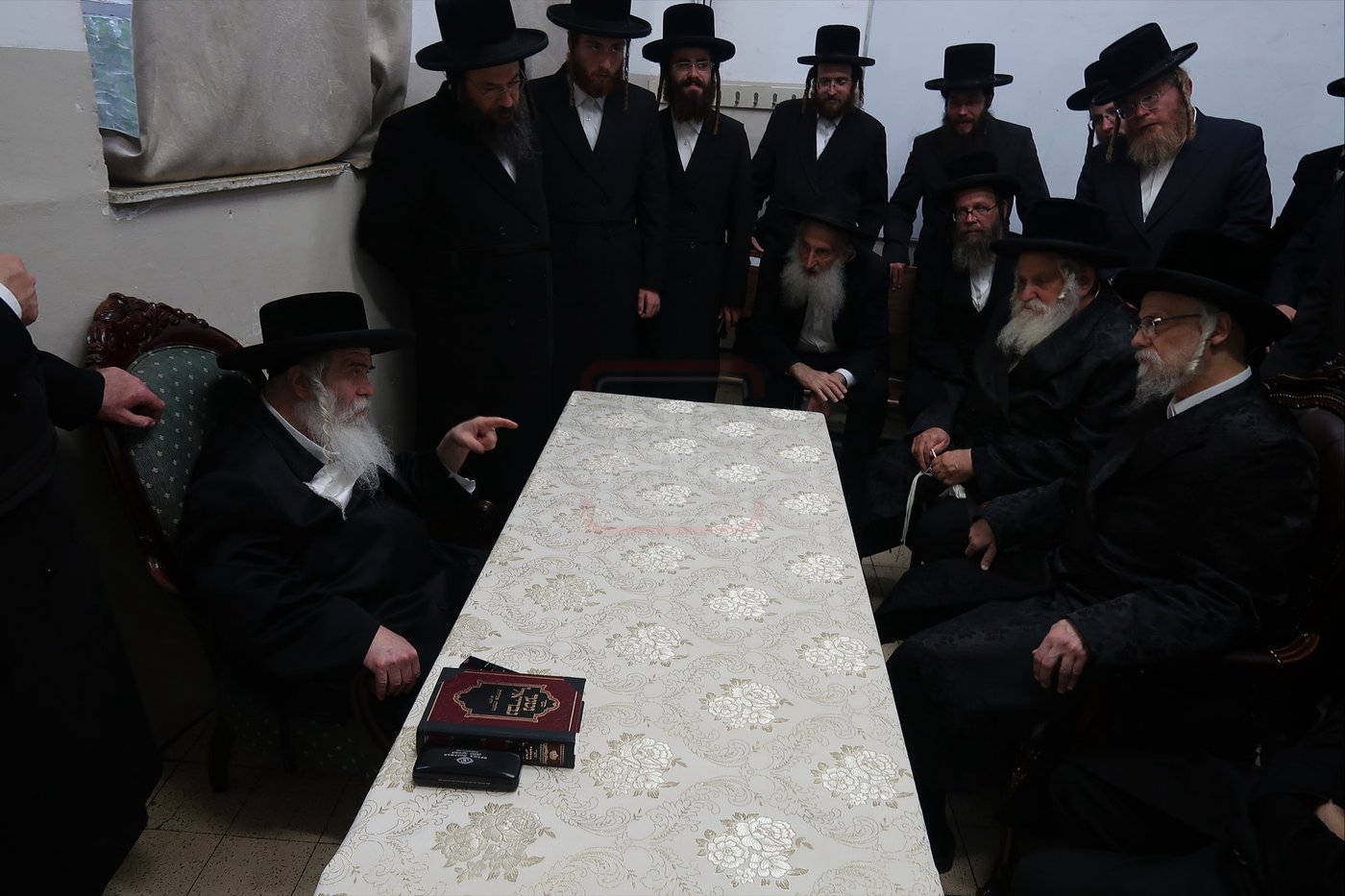 ניחום אבלים בחצה"ק קרעטשניף י-ם