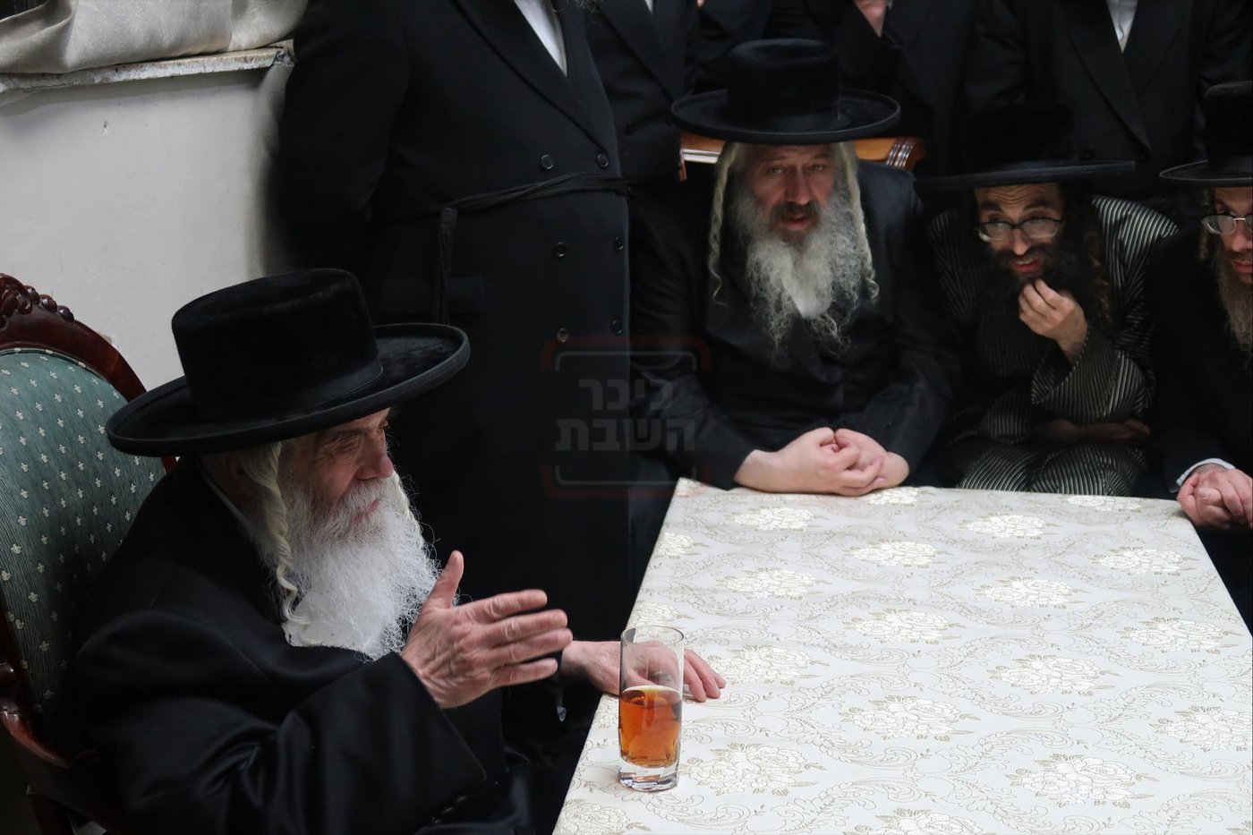 ניחום אבלים בחצה"ק קרעטשניף י-ם