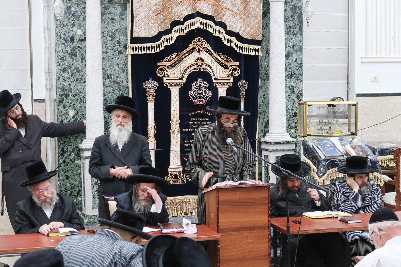 הגה"צ רבי אהרן קאהן מספיד בעצרת התעוררות ככלות השבעה על האדמו"ר מקרעטשניף סיגעט זצ"ל