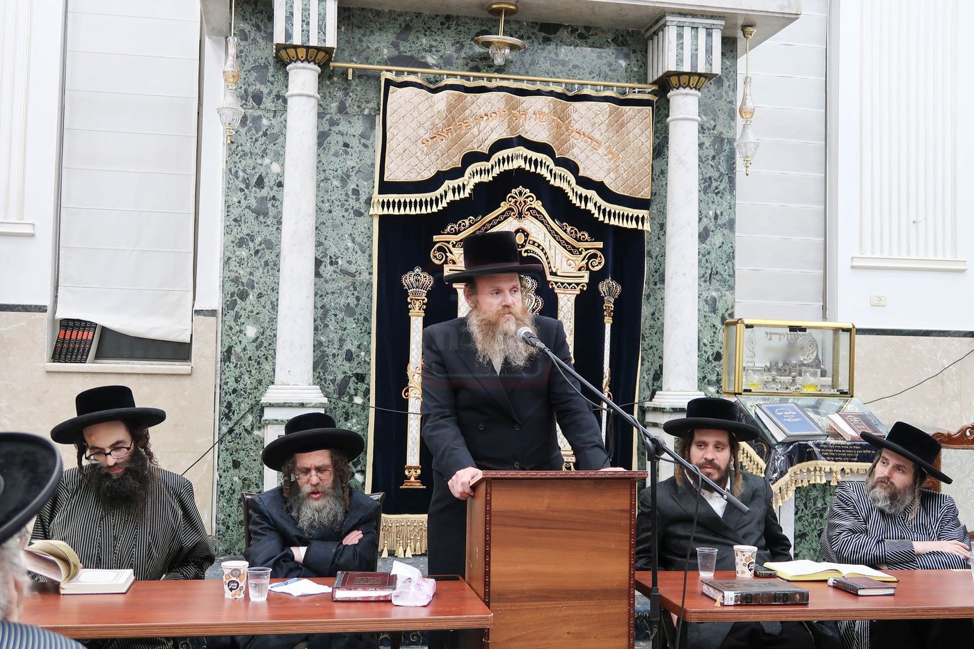 הגבאי ר' אשר פייג מספיד בעצרת התעוררות ככלות השבעה על האדמו"ר מקרעטשניף סיגעט זצ"ל