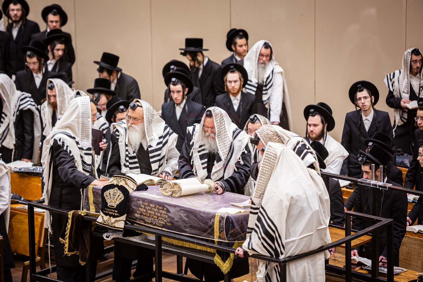 האדמו"ר מבאבוב בקריאת התורה ביום היא"צ של אמו הרבנית הצדקנית ע"ה