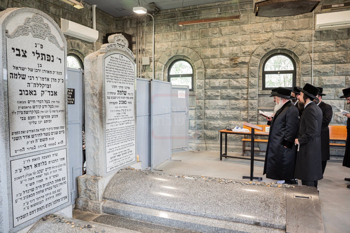 האדמו"ר מבאבוב ביום היא"צ של אמו הרבנית הצדקנית ע"ה