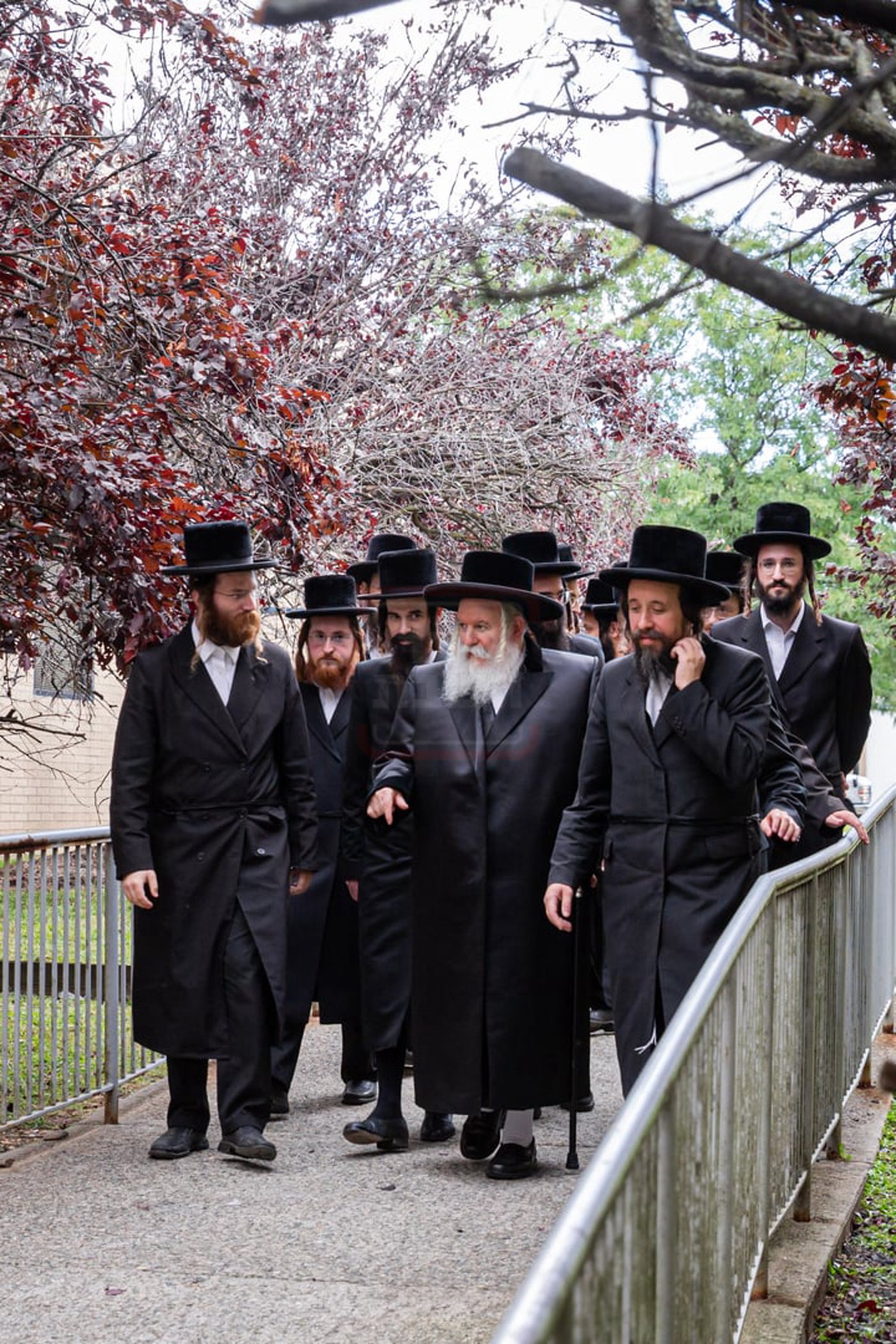 האדמו"ר מבאבוב ביום היא"צ של אמו הרבנית הצדקנית ע"ה