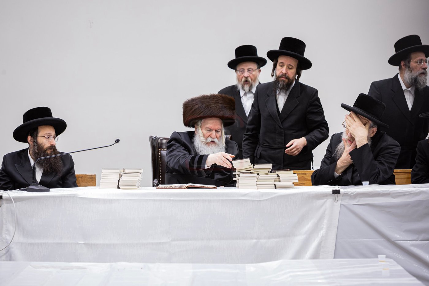 האדמו"ר מבאבוב בטיש לחיים לאחר התפילה