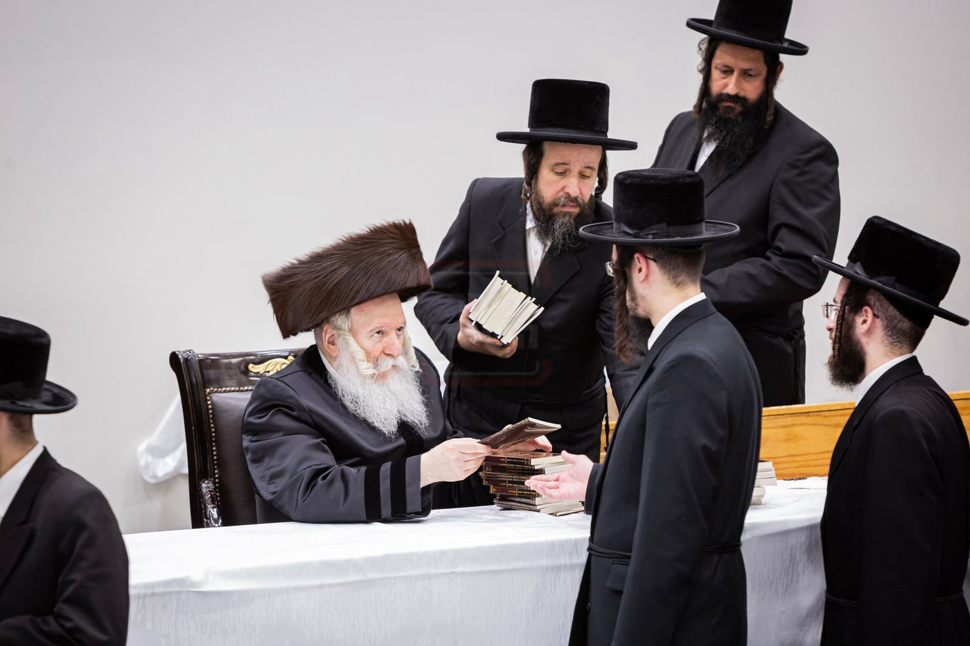 האדמו"ר מבאבוב בטיש לחיים לאחר התפילה