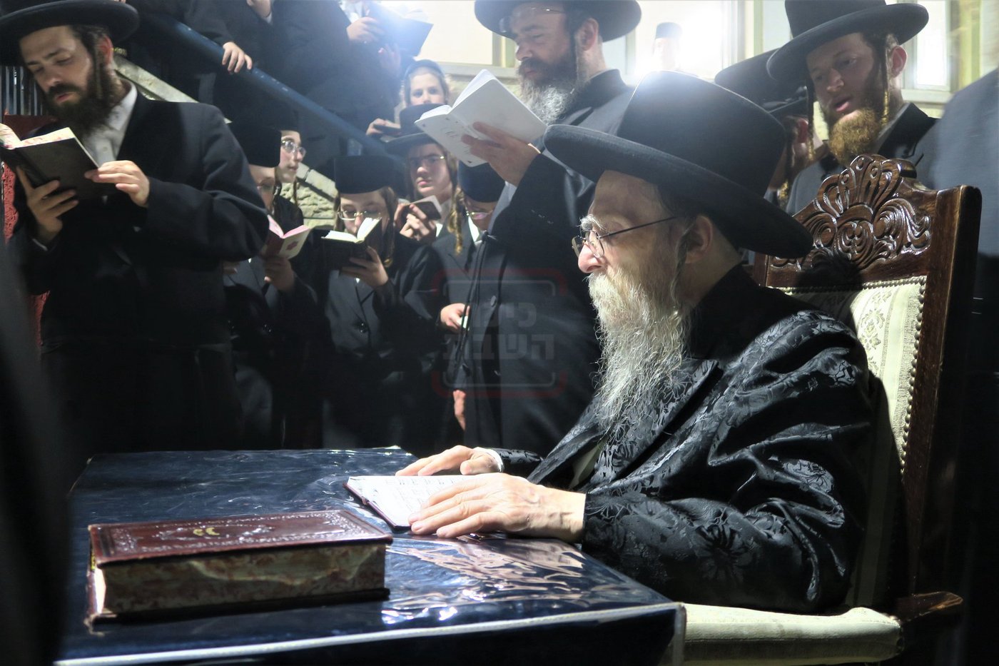 האדמו"ר מערלוי בתפילה באתרא קדישא מירון