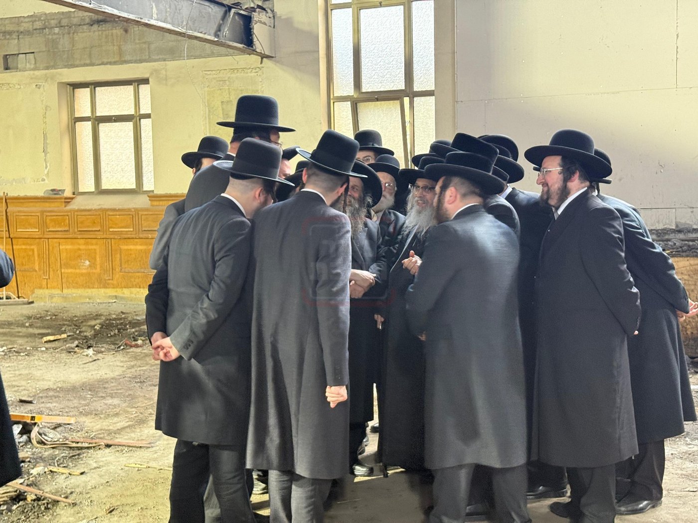האדמו"ר מסאטמר בסיור בעת השיפוצים בבית מדרשו בווילאמסבורג