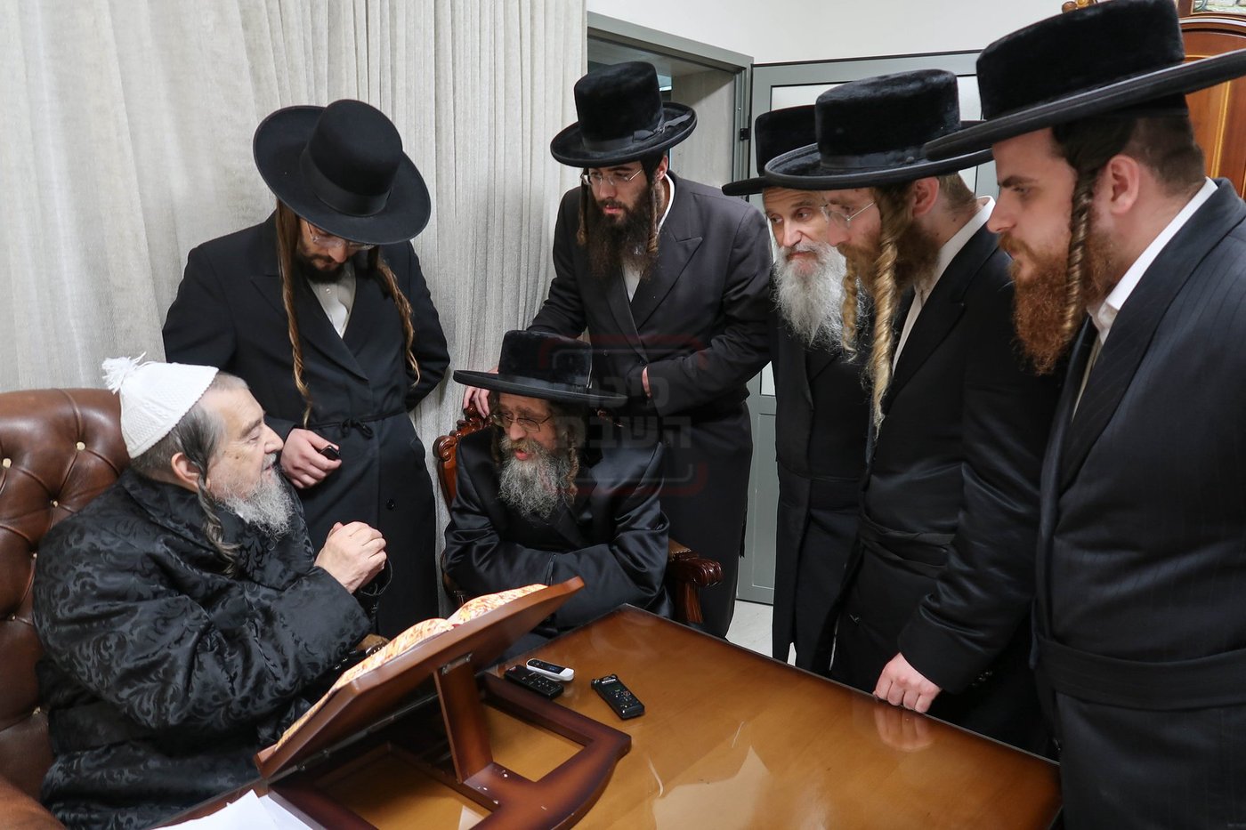 האדמו"ר מקרעטשניף סיגעט בביקור אצל הגרי"מ שכטר