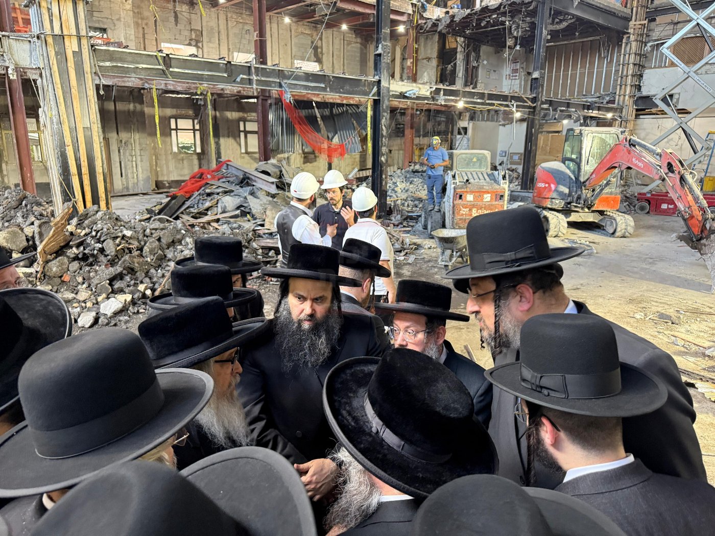 האדמו"ר מסאטמר בסיור בעת השיפוצים בבית מדרשו בווילאמסבורג