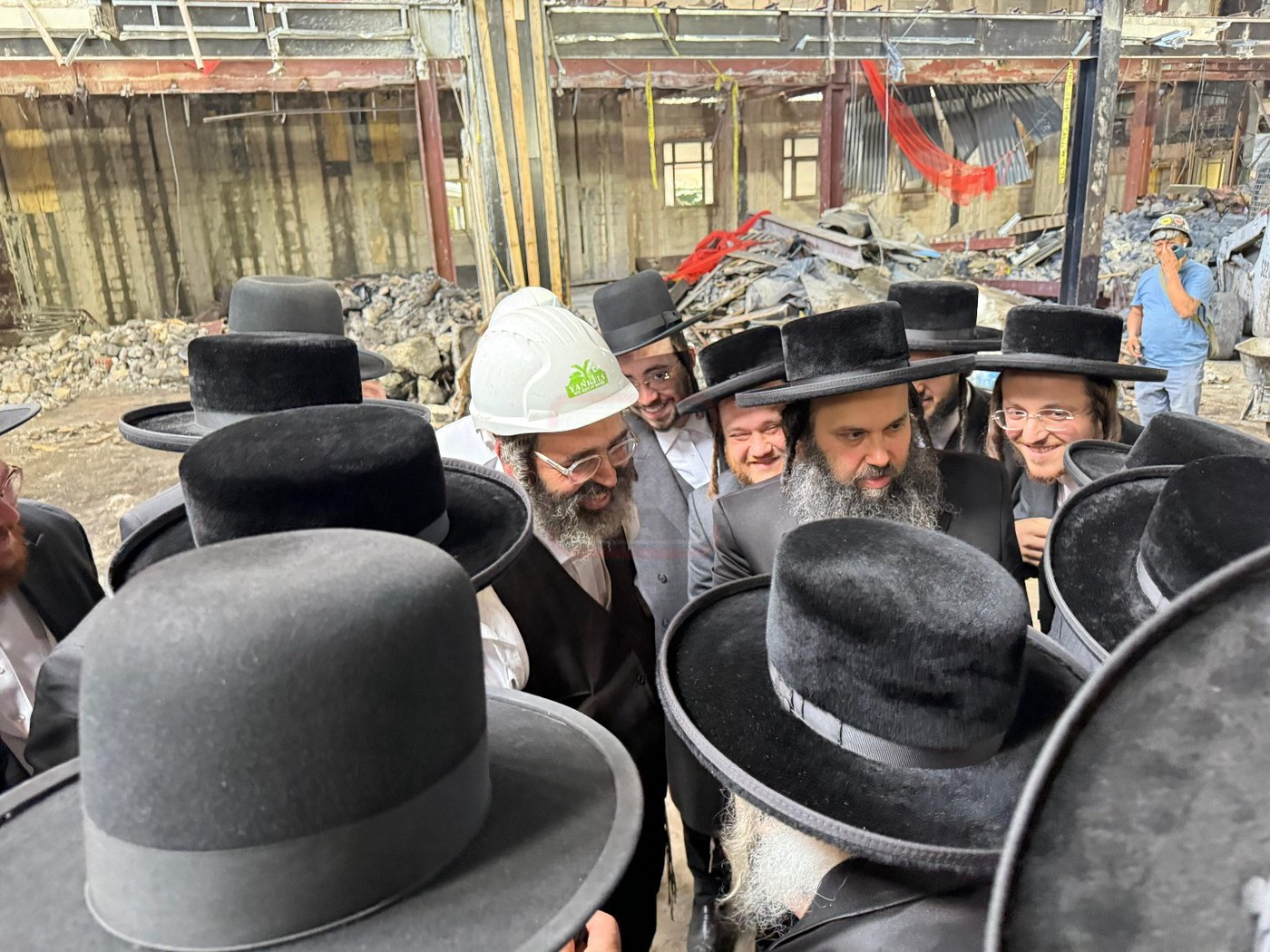 האדמו"ר מסאטמר בסיור בעת השיפוצים בבית מדרשו בווילאמסבורג