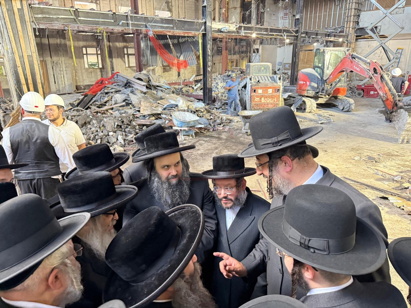 האדמו"ר מסאטמר בסיור בעת השיפוצים בבית מדרשו בווילאמסבורג
