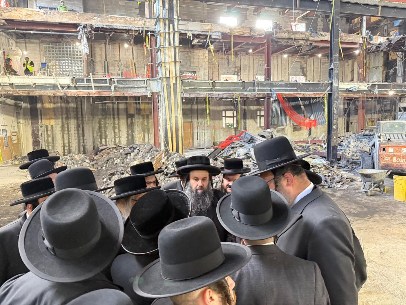 האדמו"ר מסאטמר בסיור בעת השיפוצים בבית מדרשו בווילאמסבורג