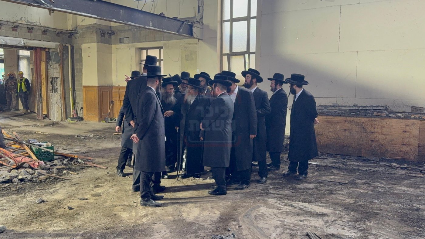 האדמו"ר מסאטמר בסיור בעת השיפוצים בבית מדרשו בווילאמסבורג