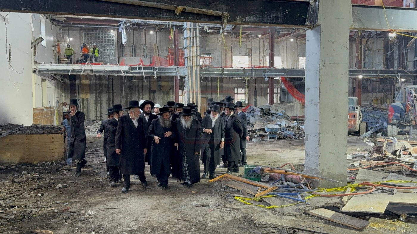 האדמו"ר מסאטמר בסיור בעת השיפוצים בבית מדרשו בווילאמסבורג