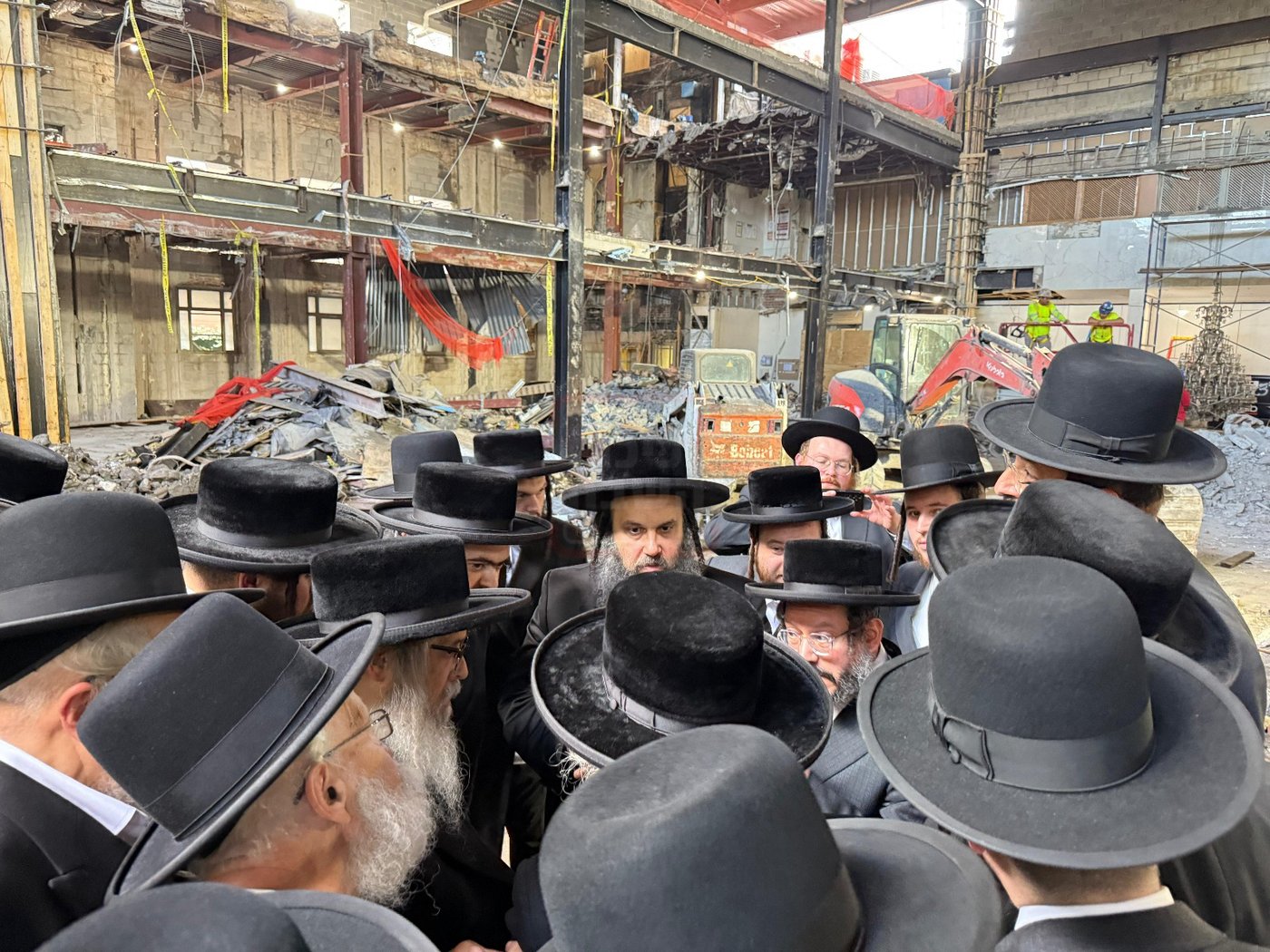האדמו"ר מסאטמר בסיור בעת השיפוצים בבית מדרשו בווילאמסבורג