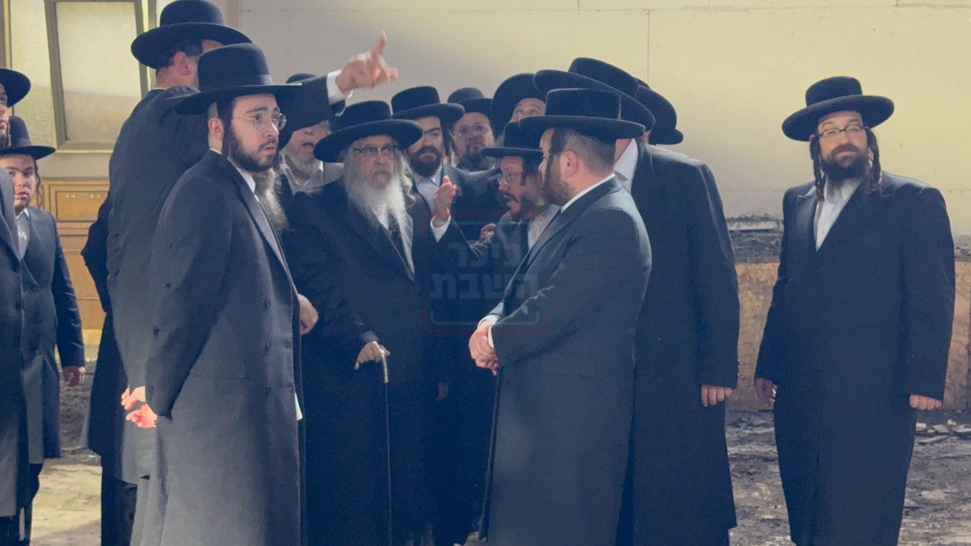 האדמו"ר מסאטמר בסיור בעת השיפוצים בבית מדרשו בווילאמסבורג
